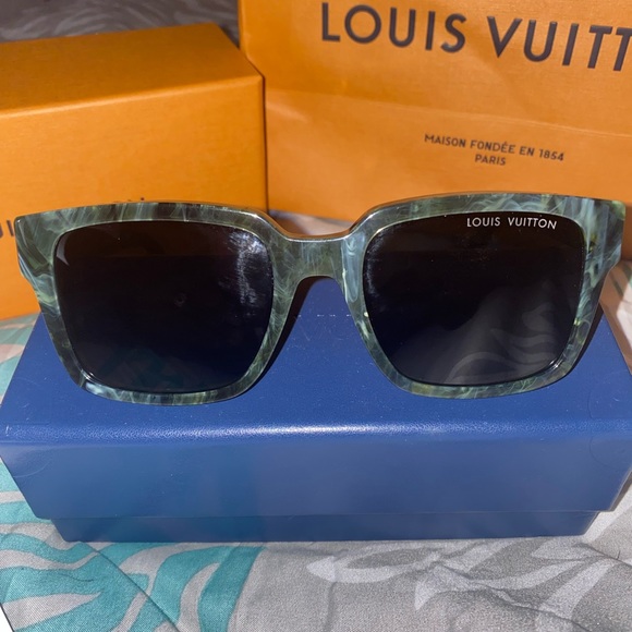Authentic Louis Vuitton Glide square green marble sunglasses - Picture 3 of 8